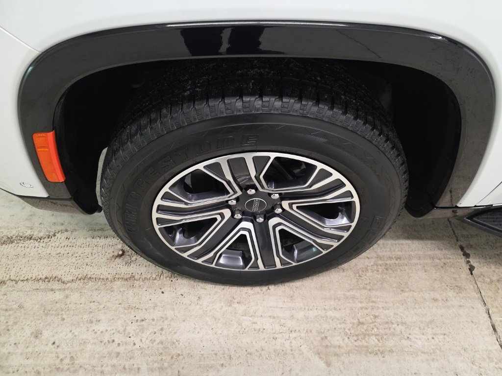 Used 2025 Jeep Wagoneer L Series II image 2