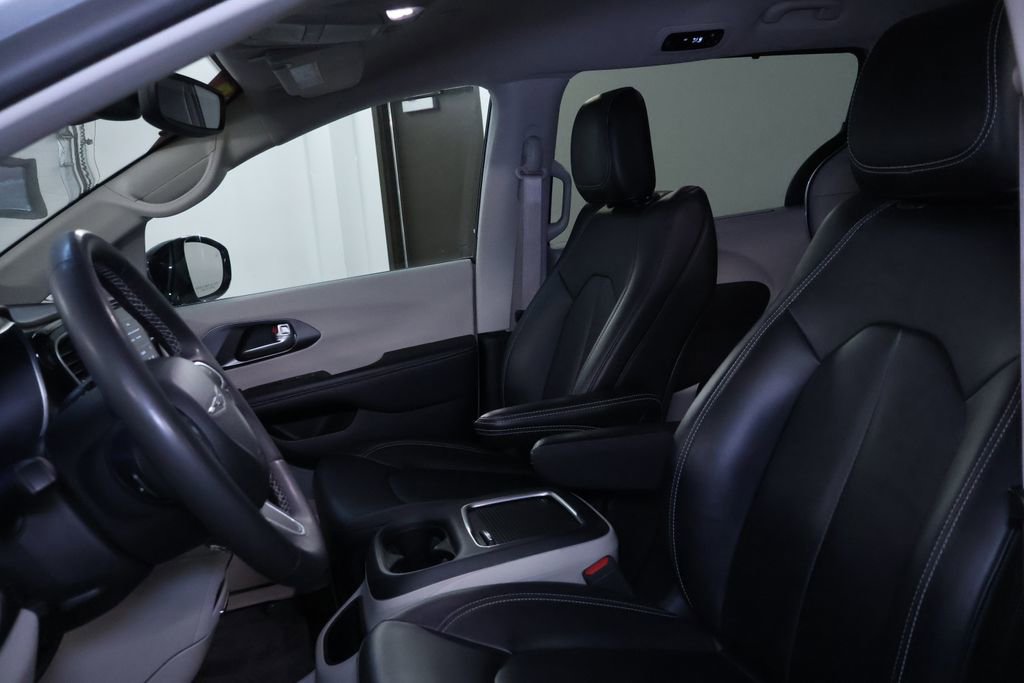 Used 2024 Chrysler Pacifica Touring-L image 14