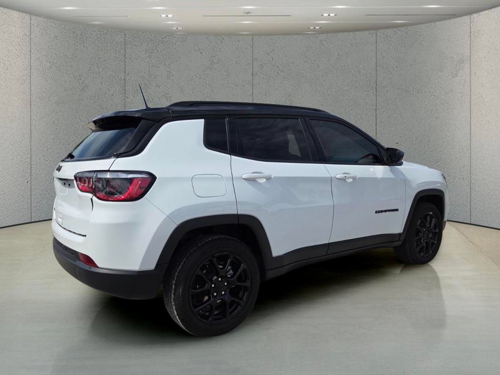 Used 2023 Jeep Compass Latitude w/ Convenience Group AWD/4WD image 3