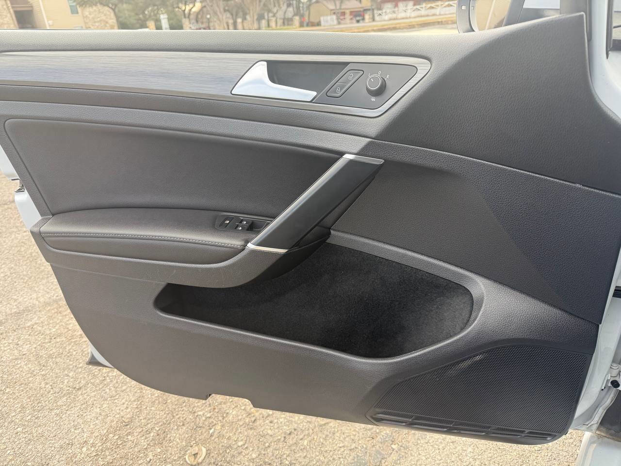 Used 2020 Volkswagen Golf 4-Door image 23