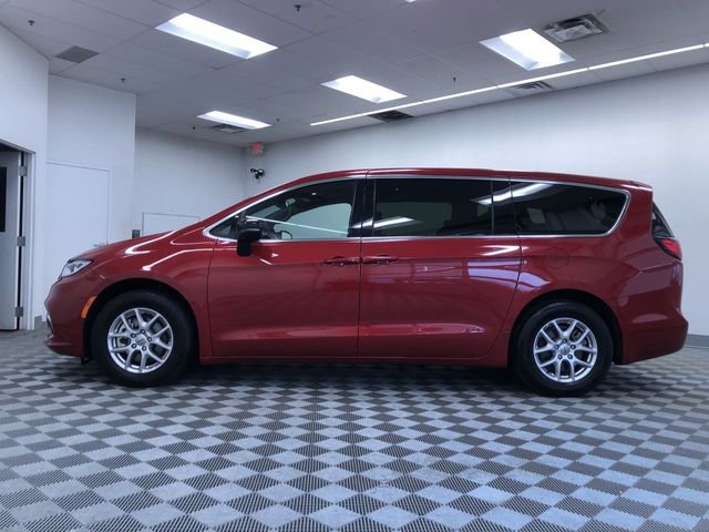Used 2025 Chrysler Pacifica Select image 12