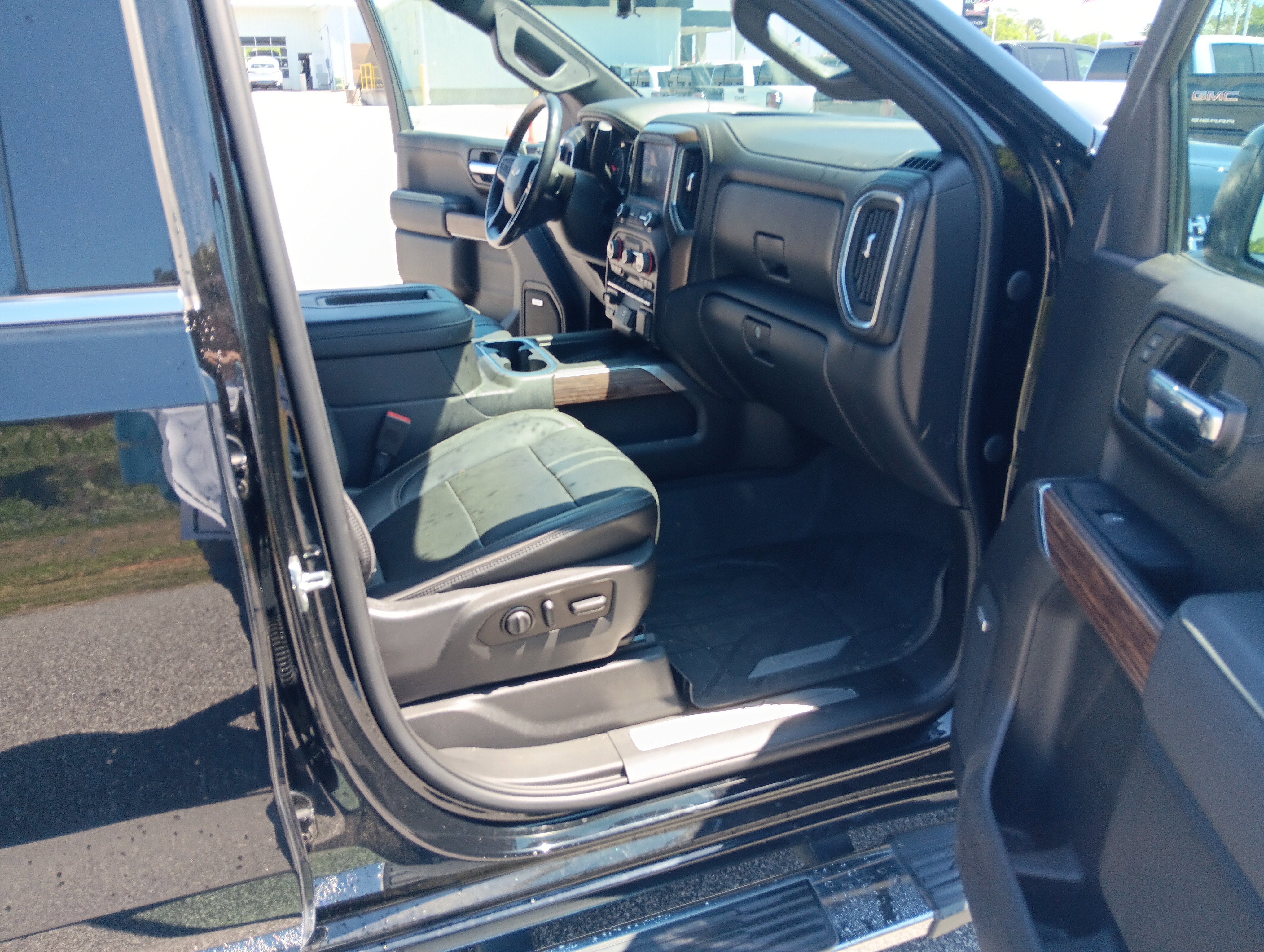 Used 2021 Chevrolet Silverado 1500 High Country w/ Technology Package image 21