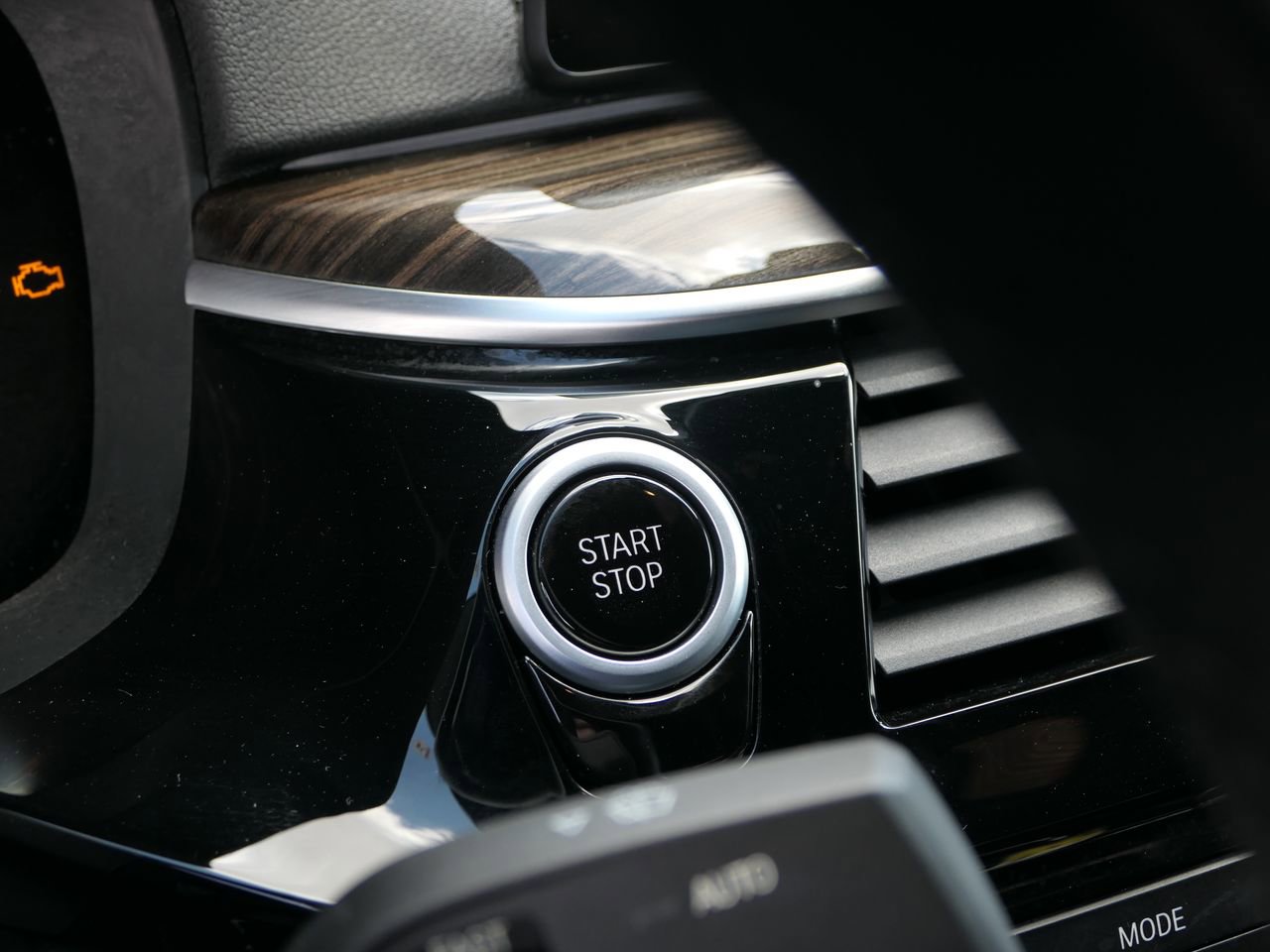 Used 2020 BMW 530e w/ Convenience Package image 19