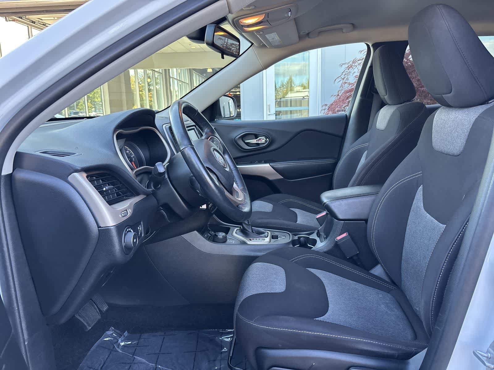 Certified 2018 Jeep Cherokee Latitude w/ Altitude Package AWD/4WD image 9