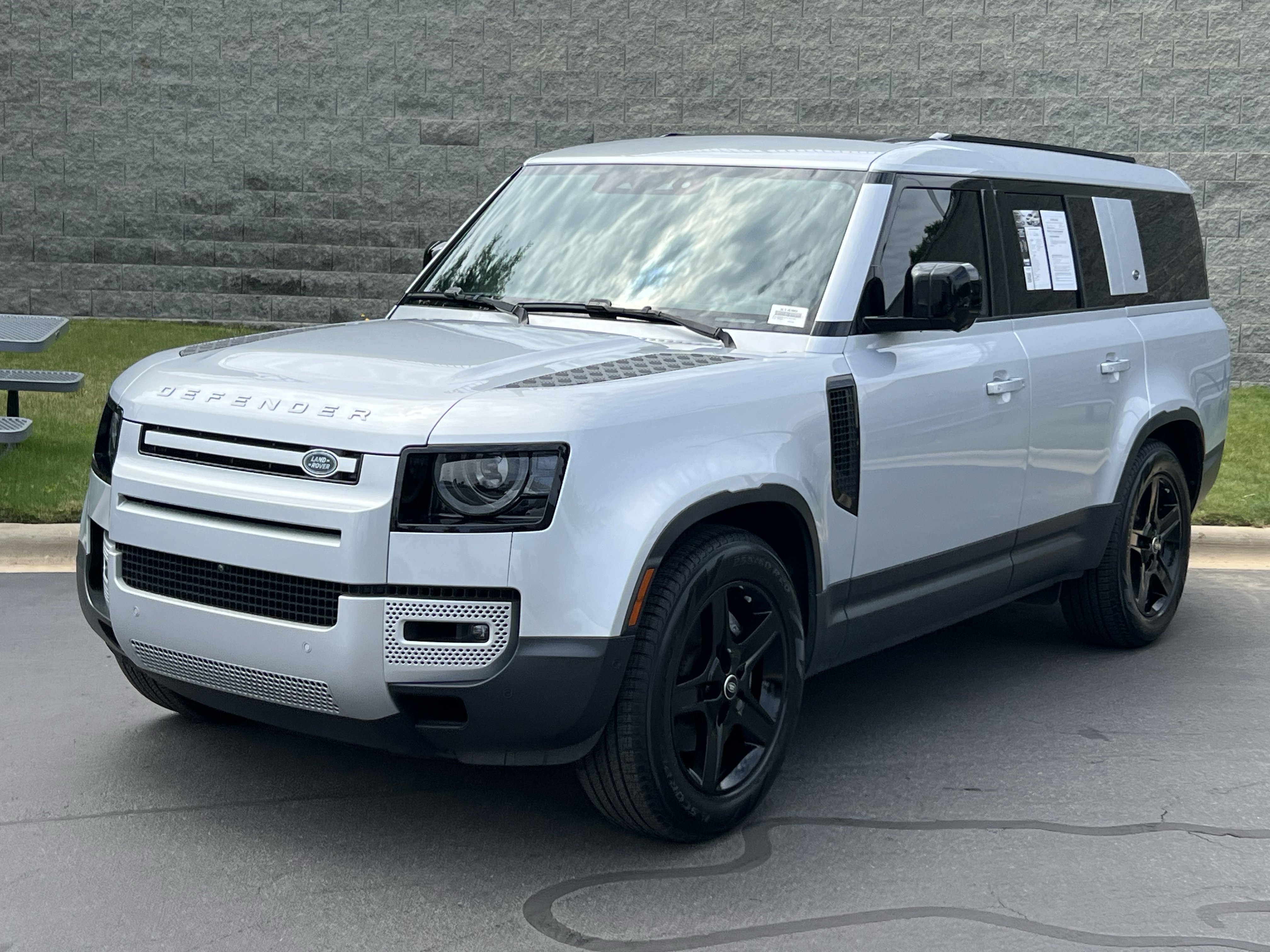 Used 2023 Land Rover Defender 130 SE AWD/4WD video 1