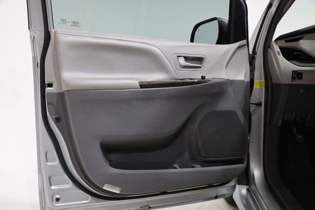 Used 2019 Toyota Sienna XLE FWD image 18