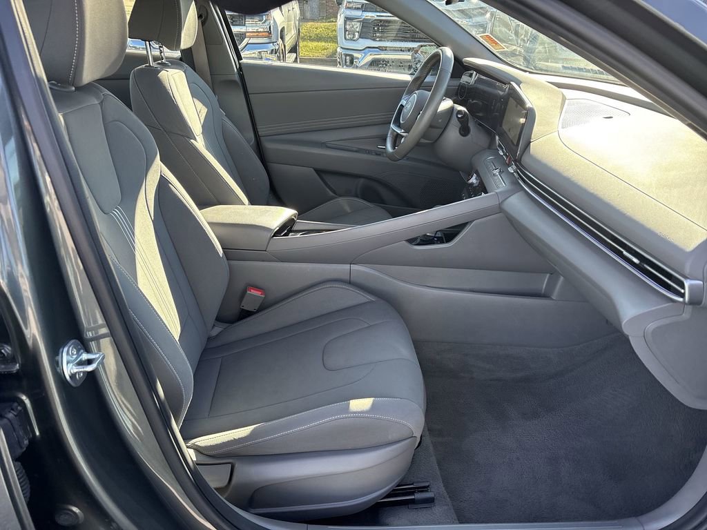 Used 2025 Hyundai Elantra SEL image 31