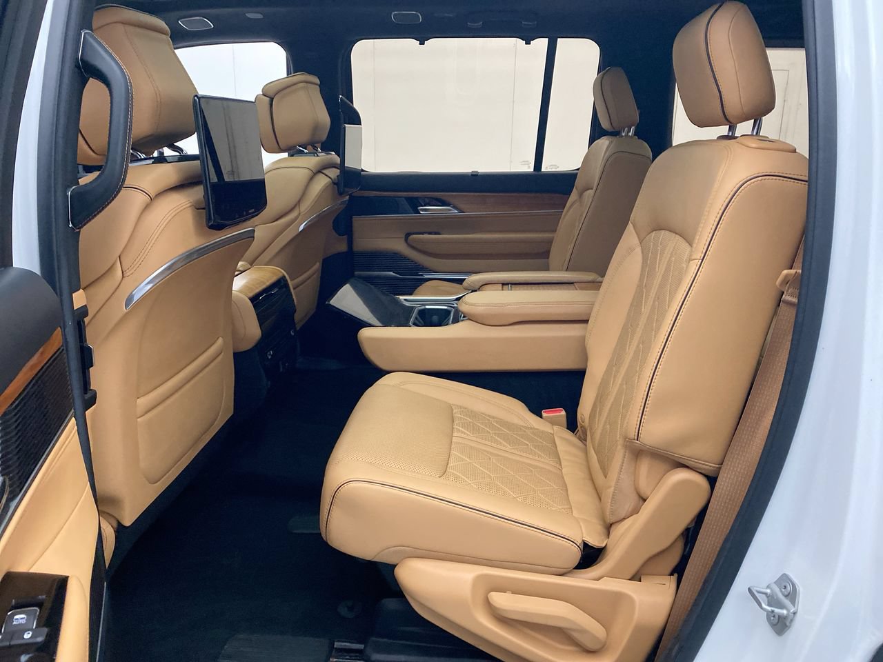 Used 2022 Jeep Grand Wagoneer Series III w/ Rear Seat Video Group 1 AWD/4WD image 25