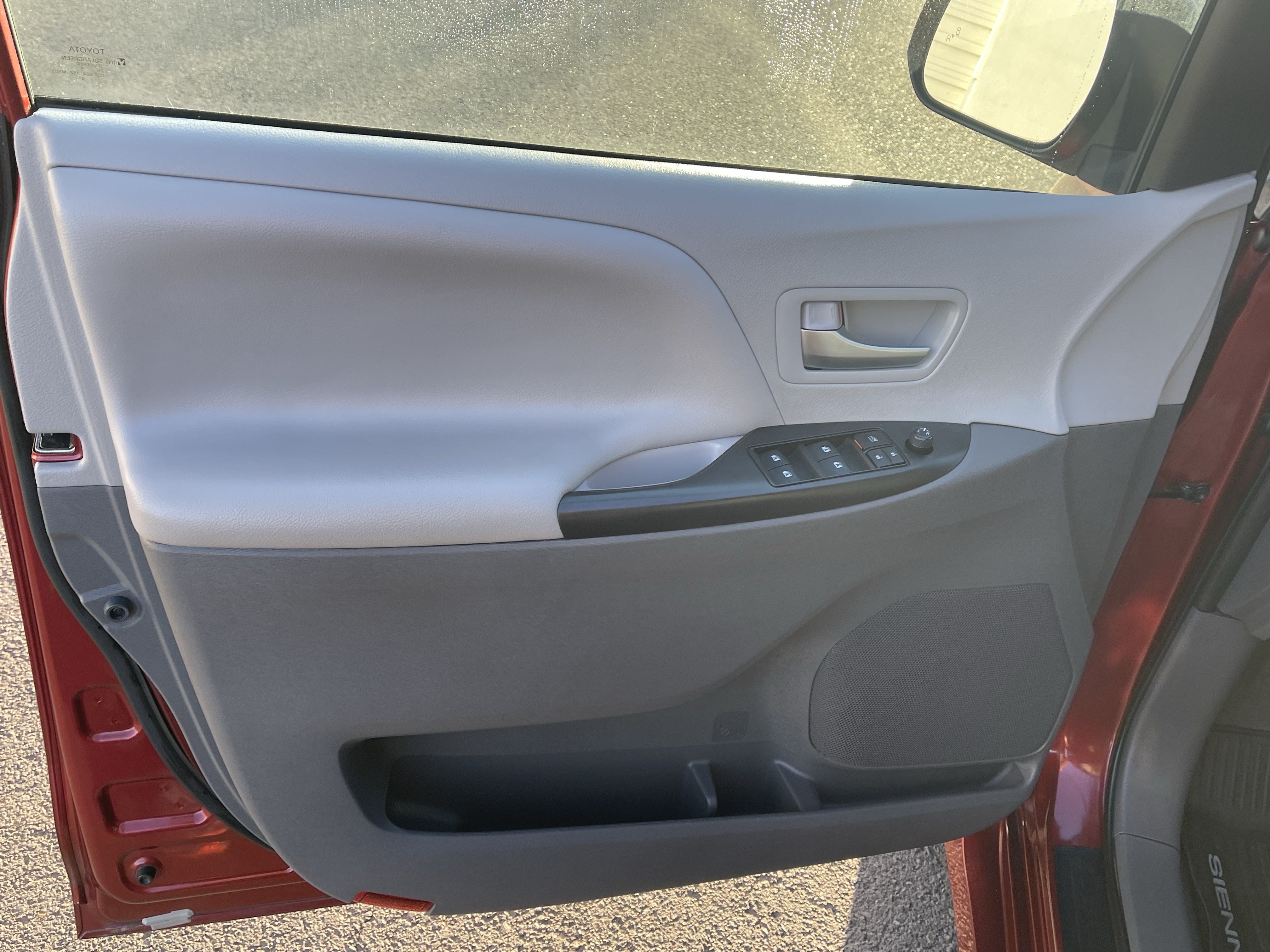 Used 2020 Toyota Sienna LE w/ LE Preferred Package FWD image 15