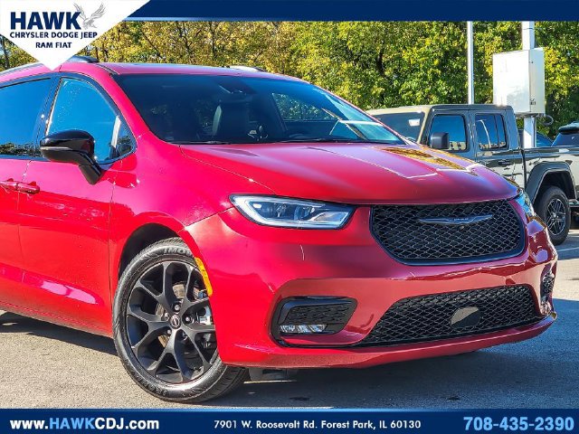 Used 2025 Chrysler Pacifica Limited FWD image 2
