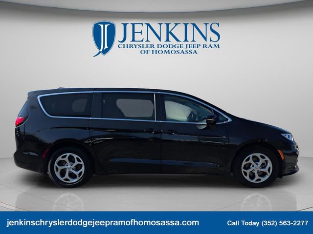 Used 2024 Chrysler Pacifica Limited image 8