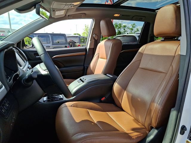 Used 2019 Toyota Highlander Limited Platinum AWD/4WD image 13