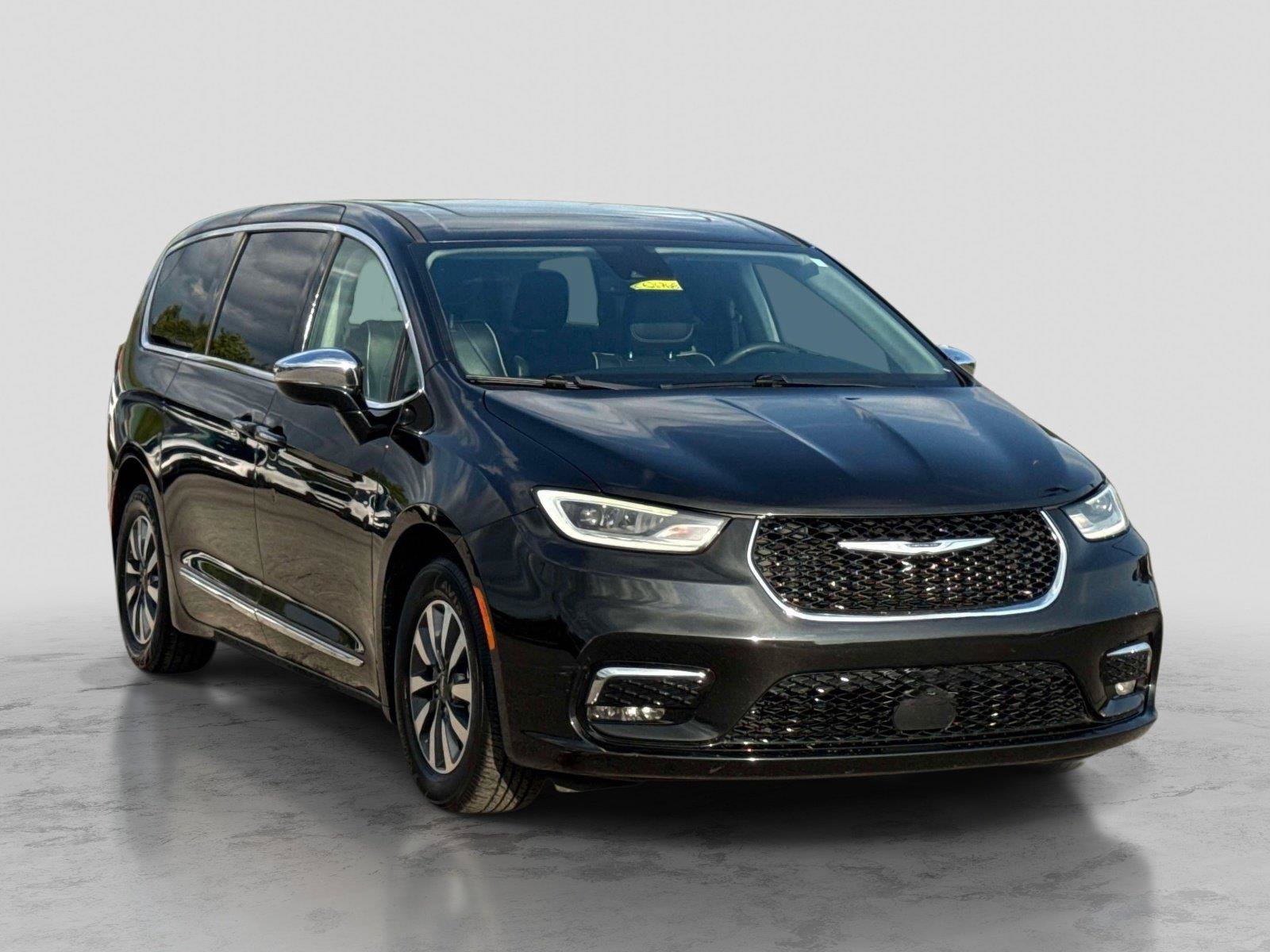 Used 2023 Chrysler Pacifica Limited FWD image 3