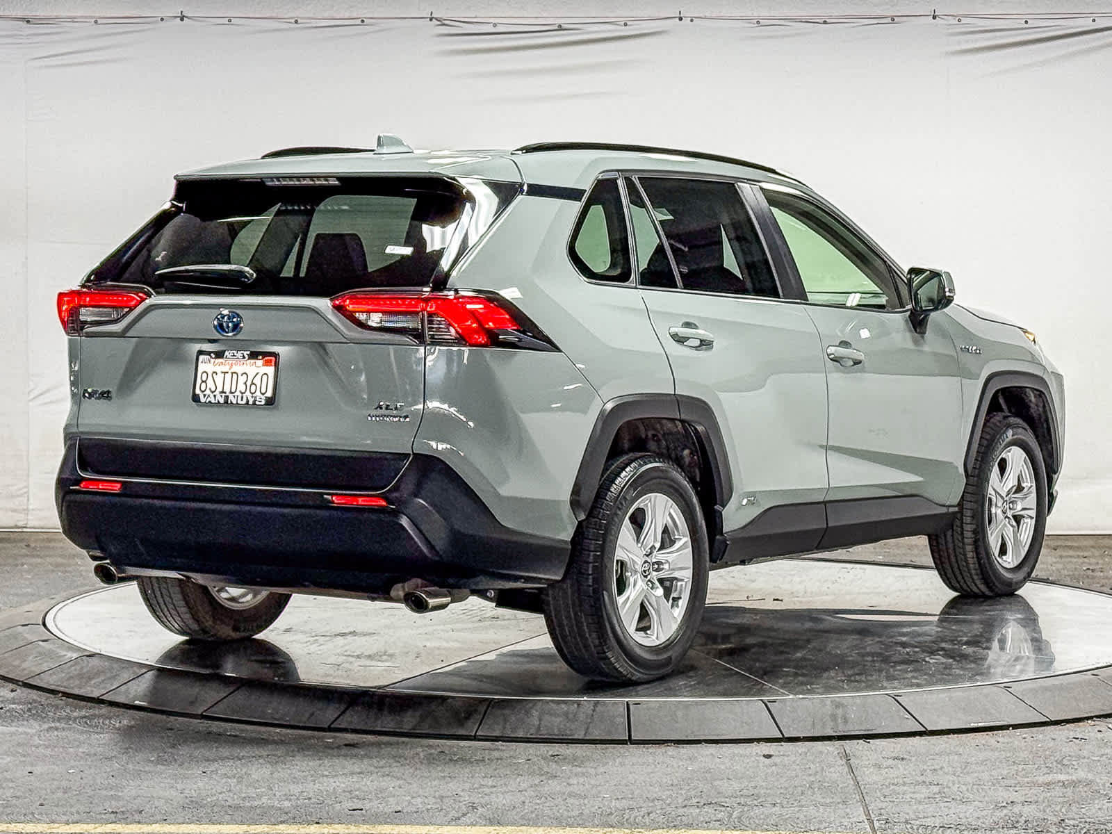 Certified 2020 Toyota RAV4 XLE w/ Carpet Mat Package AWD/4WD image 4