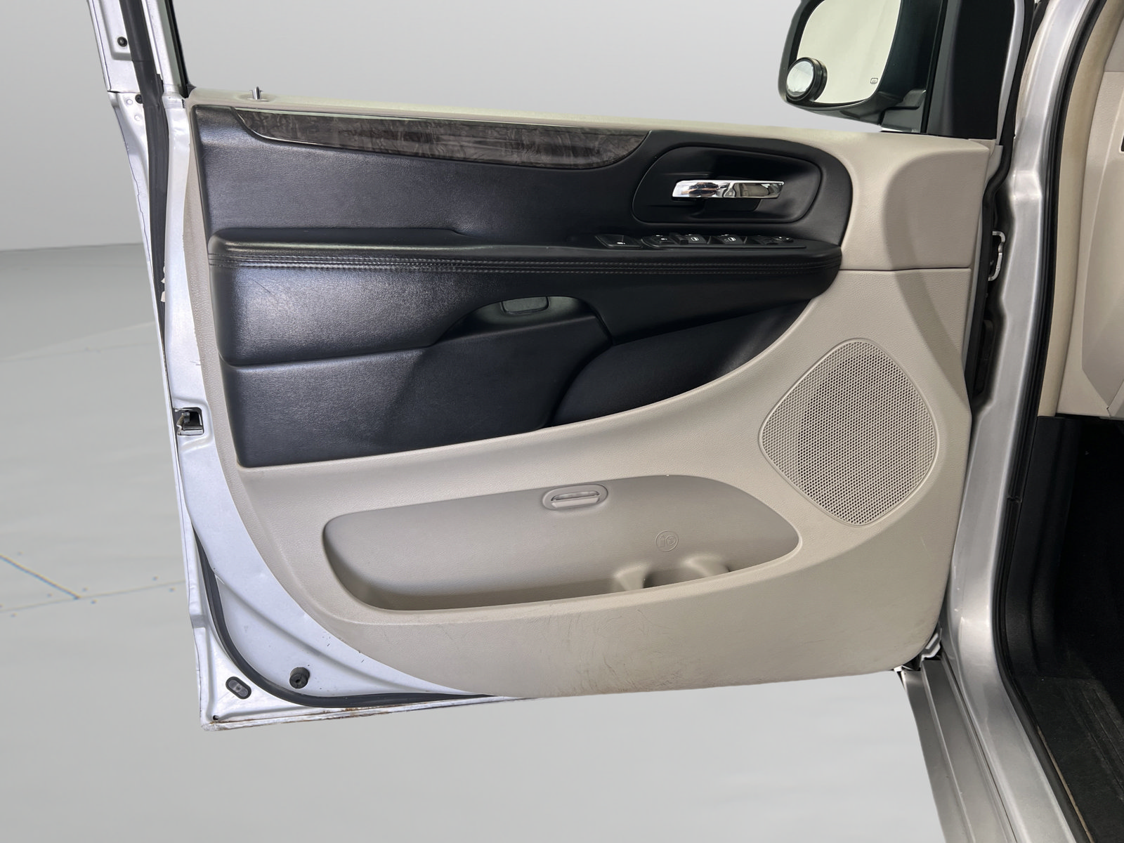 Used 2011 Dodge Grand Caravan Crew w/ Entertainment Group 1 FWD image 11