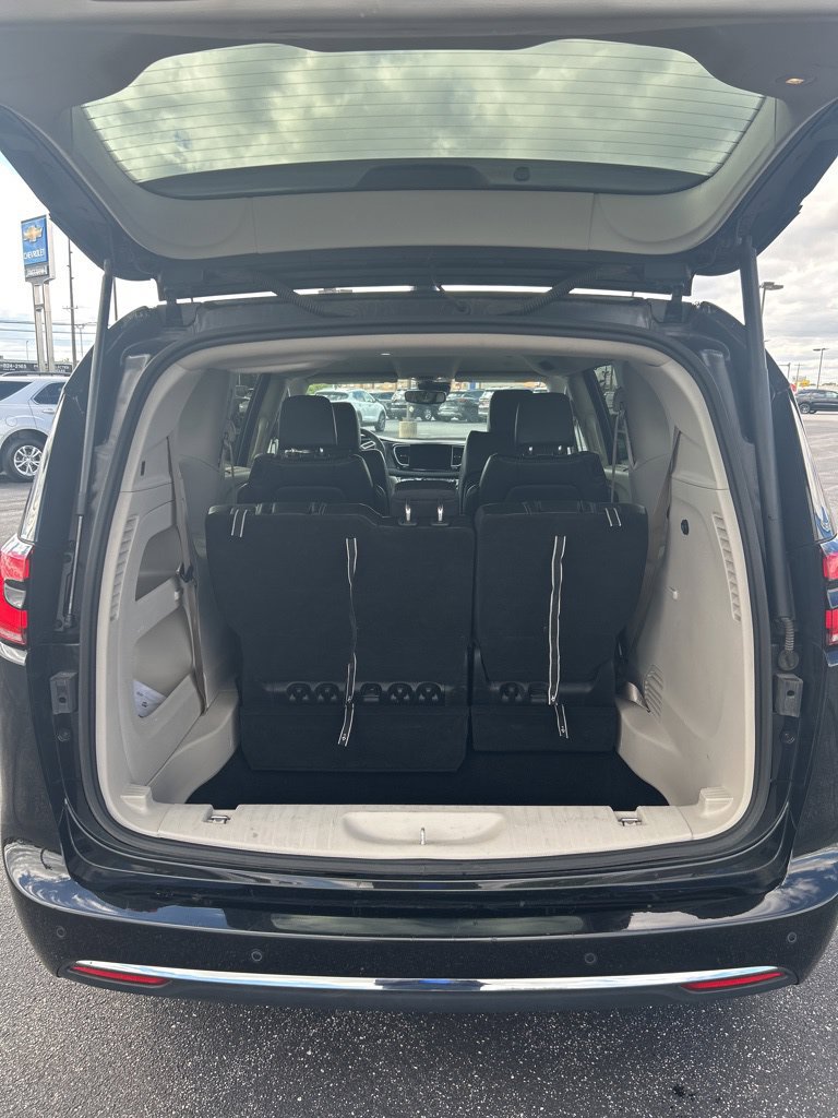 Used 2023 Chrysler Pacifica Touring-L FWD image 12