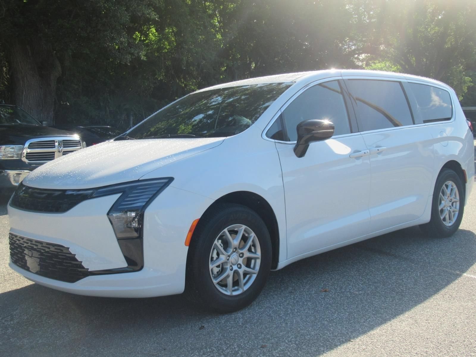 New 2027 Chrysler Pacifica Select FWD image 3