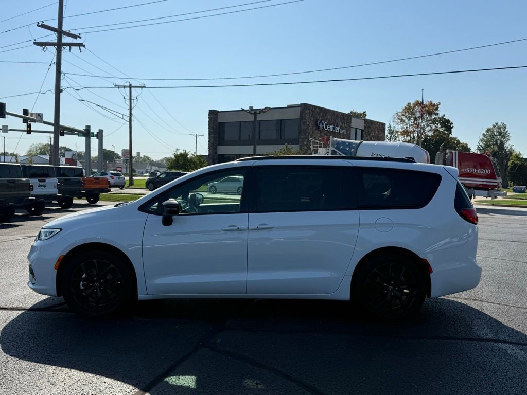 New 2025 Chrysler Pacifica Limited image 4