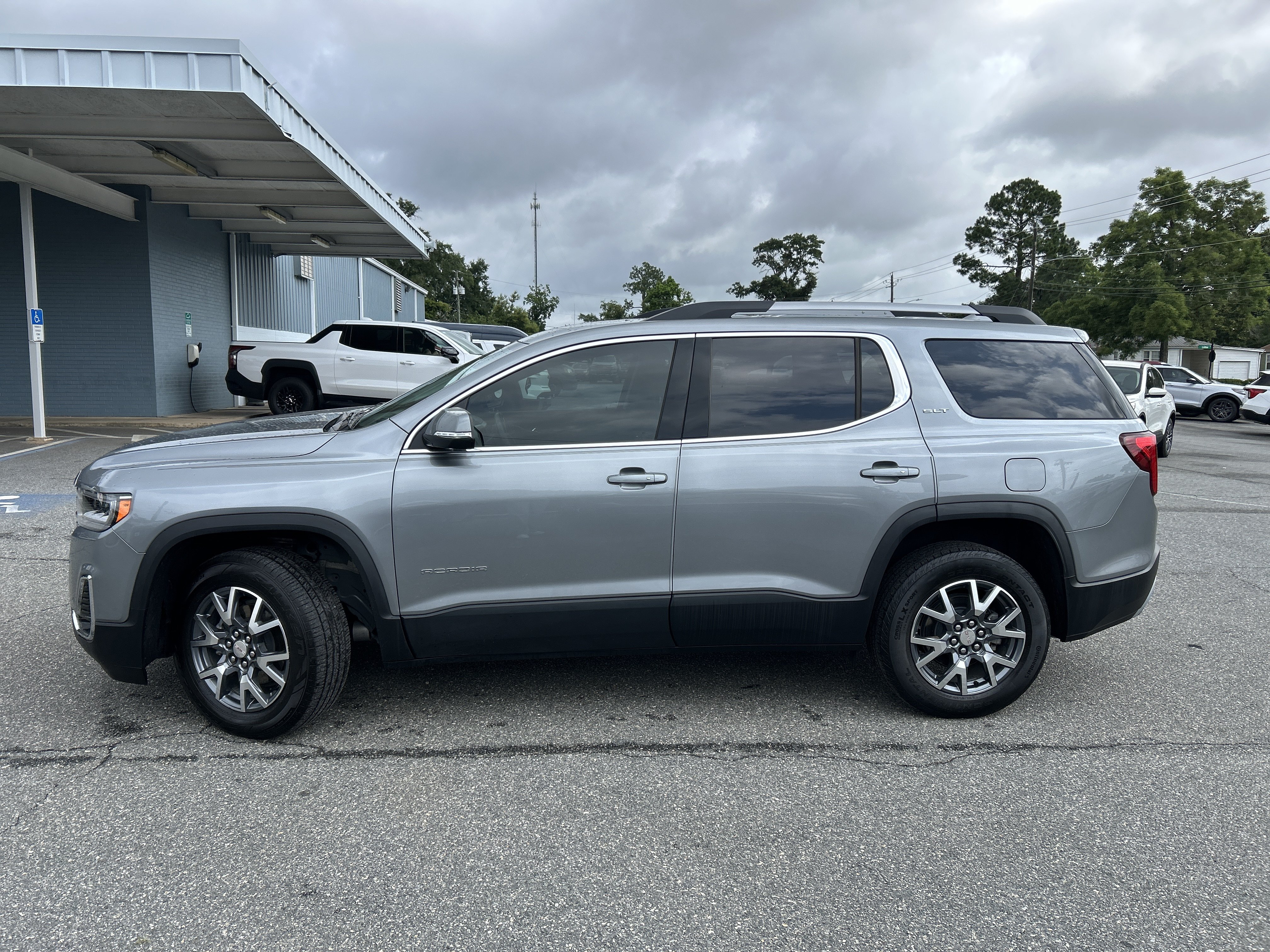 Used 2023 GMC Acadia SLT w/ Technology Package FWD image 4