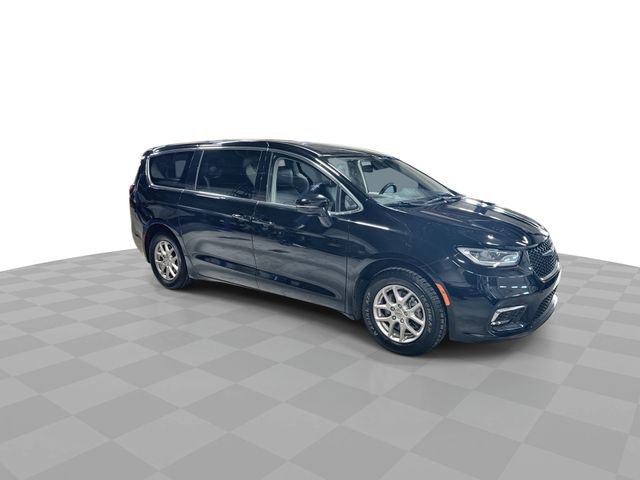 Used 2024 Chrysler Pacifica Touring-L FWD image 3