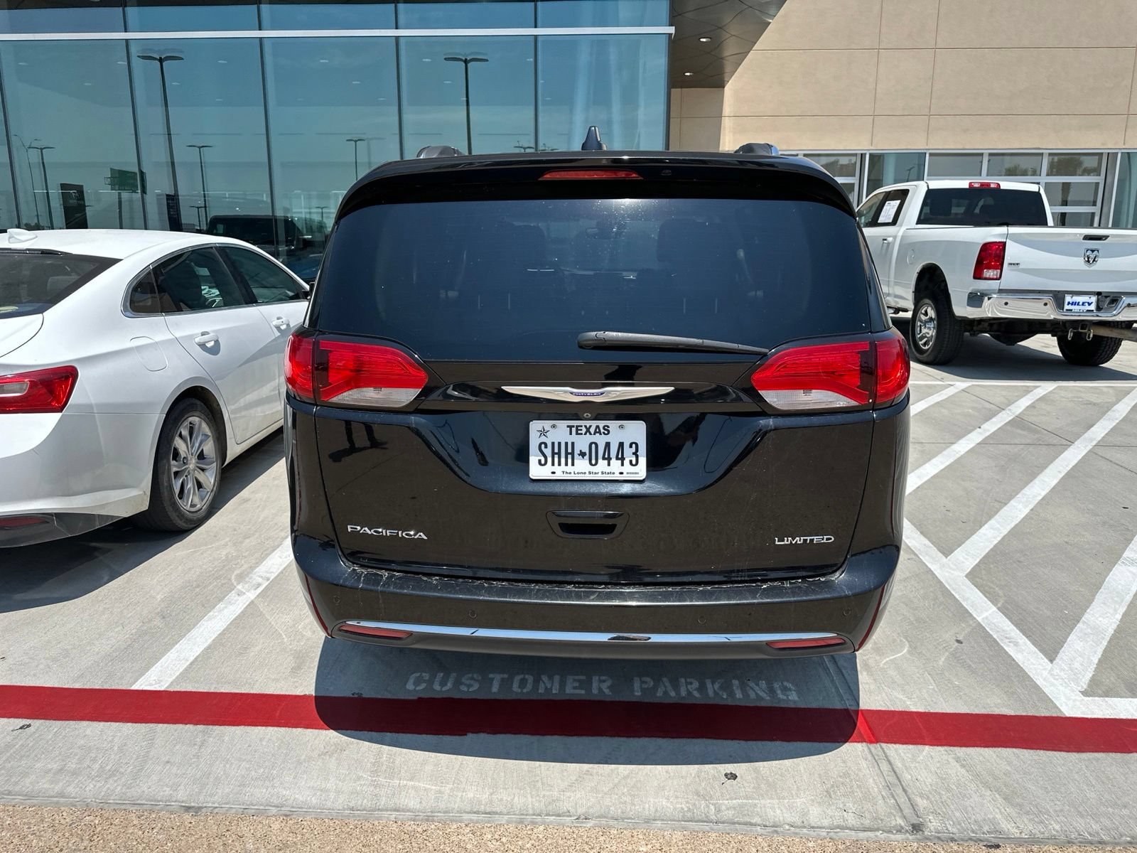 Used 2019 Chrysler Pacifica Limited w/ Advanced Safetytec Group FWD image 8