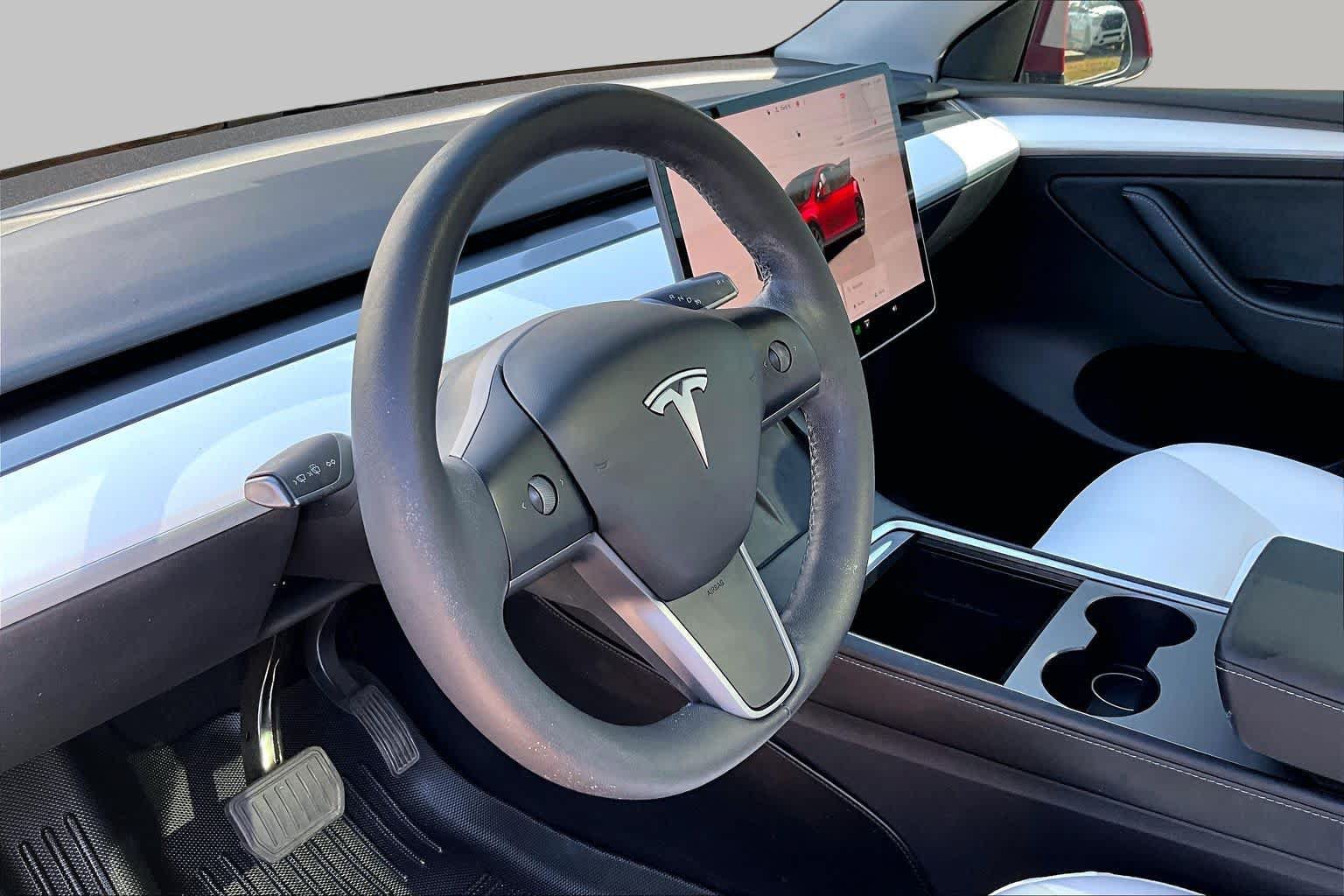 Used 2024 Tesla Model Y 2WD image 16