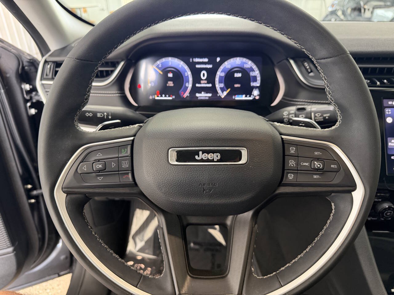 Used 2023 Jeep Grand Cherokee Laredo w/ Luxury Tech Group I AWD/4WD image 15