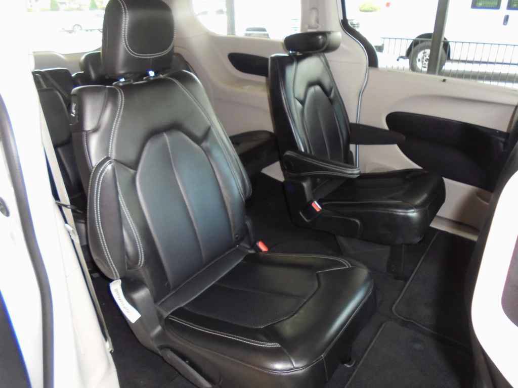 Used 2024 Chrysler Pacifica Touring-L FWD image 10