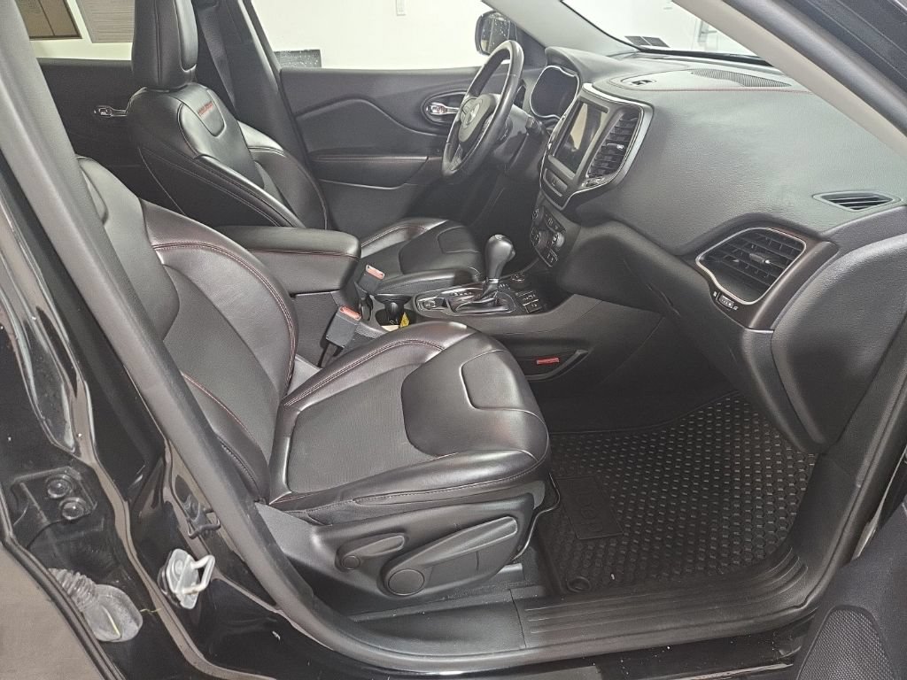 Used 2020 Jeep Cherokee Trailhawk AWD/4WD image 24