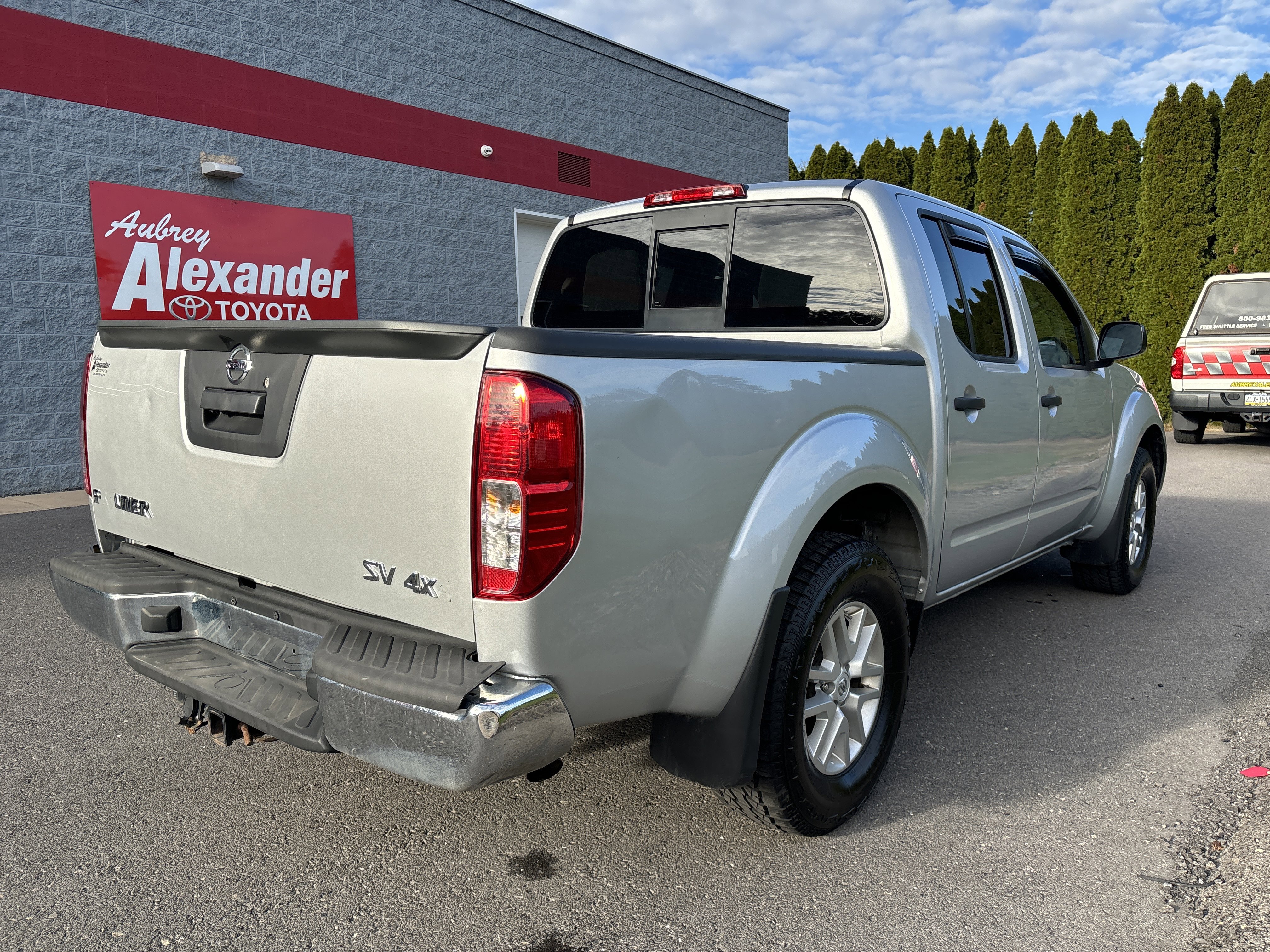 Used 2019 Nissan Frontier SV image 3