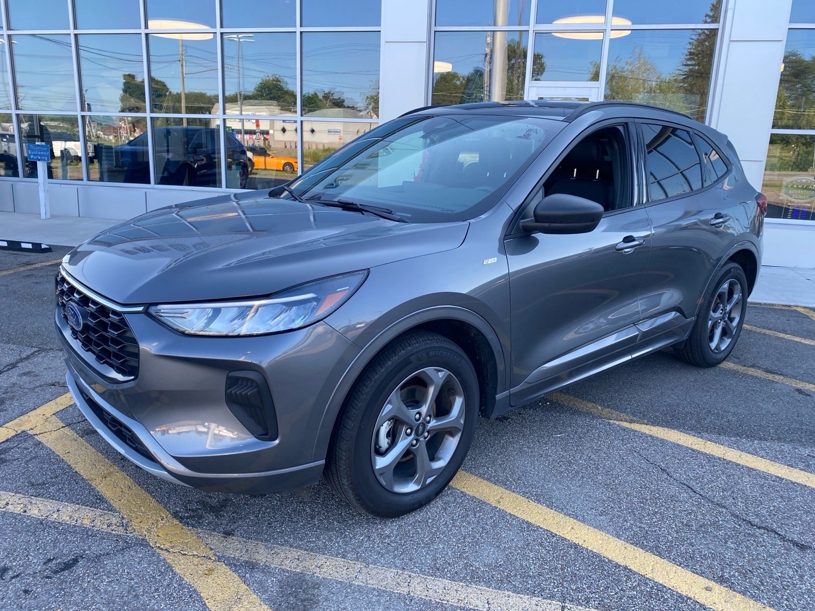 Used 2024 Ford Escape ST-Line w/ Tech Pack #1 AWD/4WD image 1