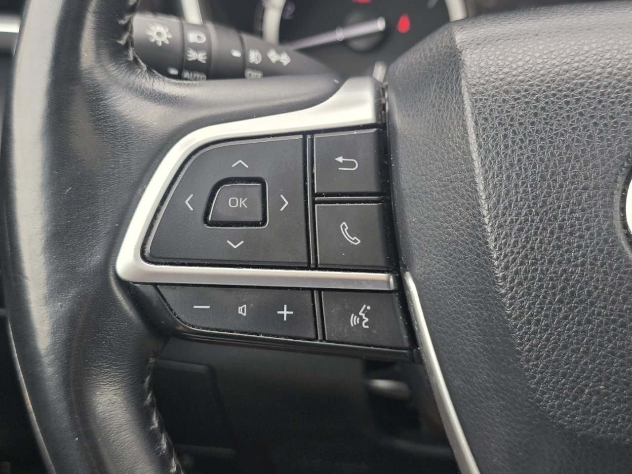 Used 2022 Toyota Highlander XLE FWD image 32