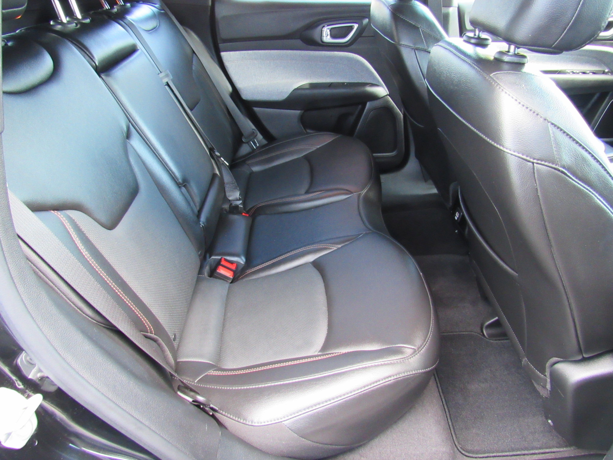 Used 2023 Jeep Compass Latitude image 40