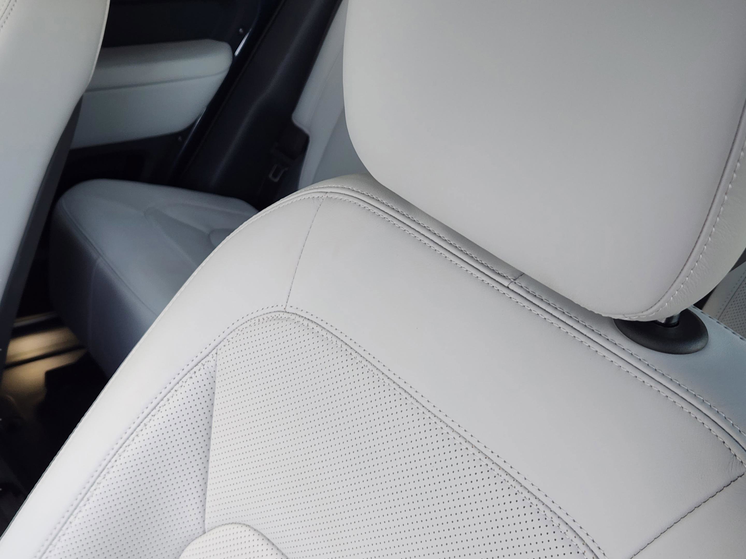 Used 2025 Land Rover Defender 110 X-Dynamic SE image 15