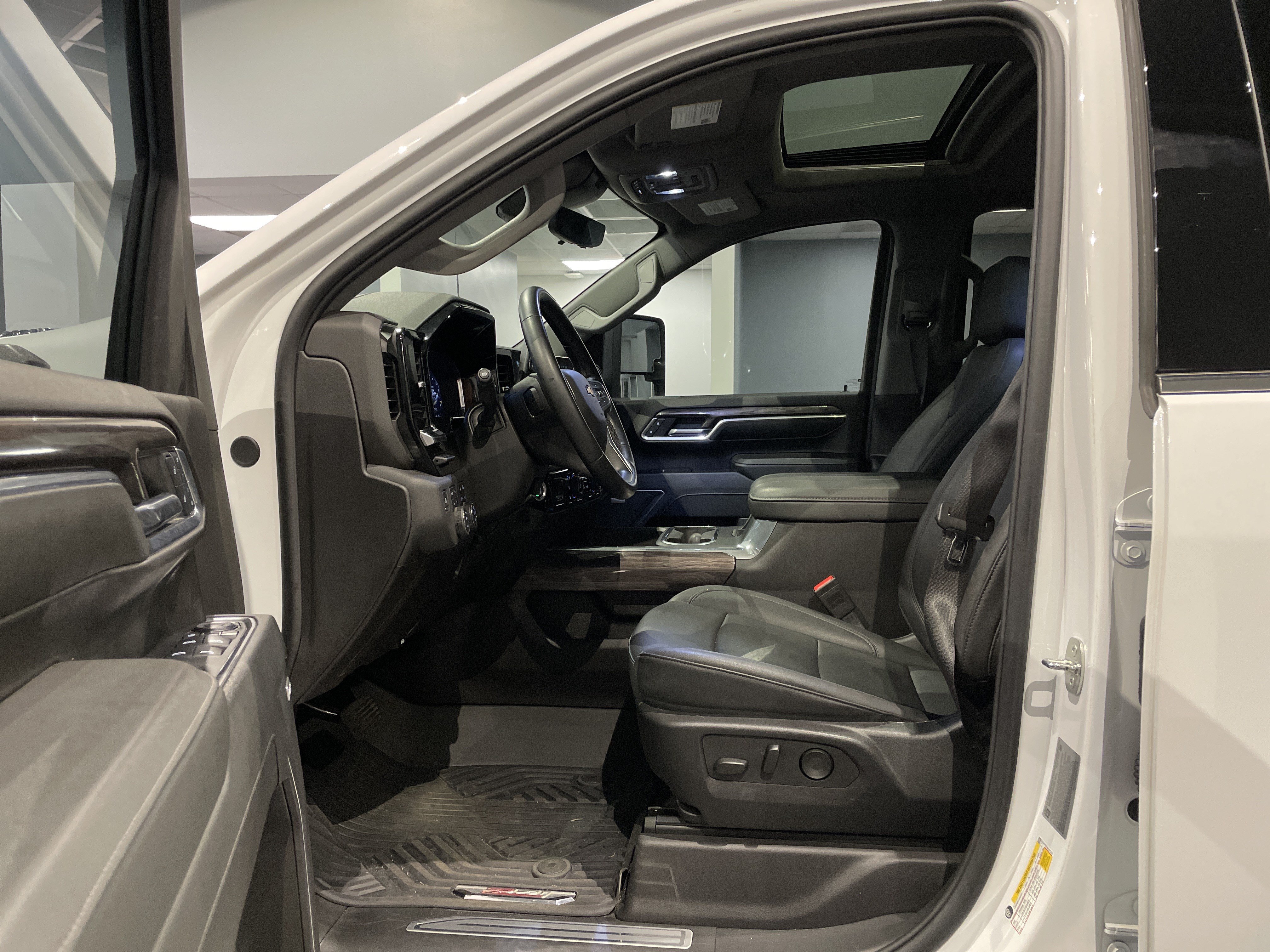 Used 2024 Chevrolet Silverado 2500 LTZ w/ LTZ Premium Package AWD/4WD image 18