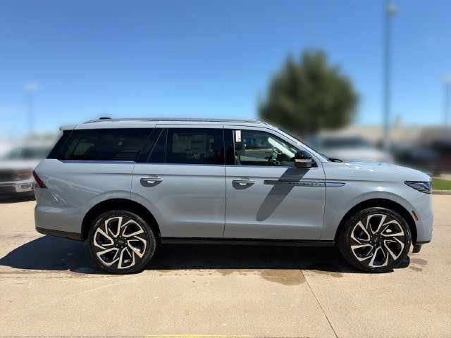 New 2026 Lincoln Navigator Reserve AWD/4WD image 4