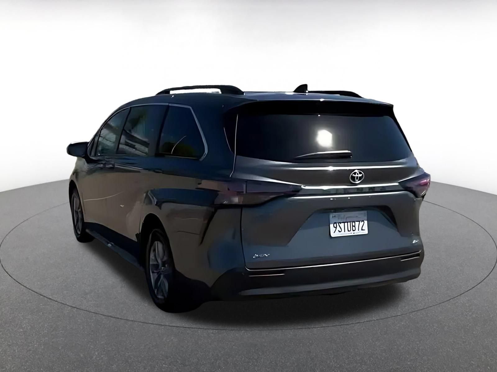Used 2025 Toyota Sienna XLE FWD image 14