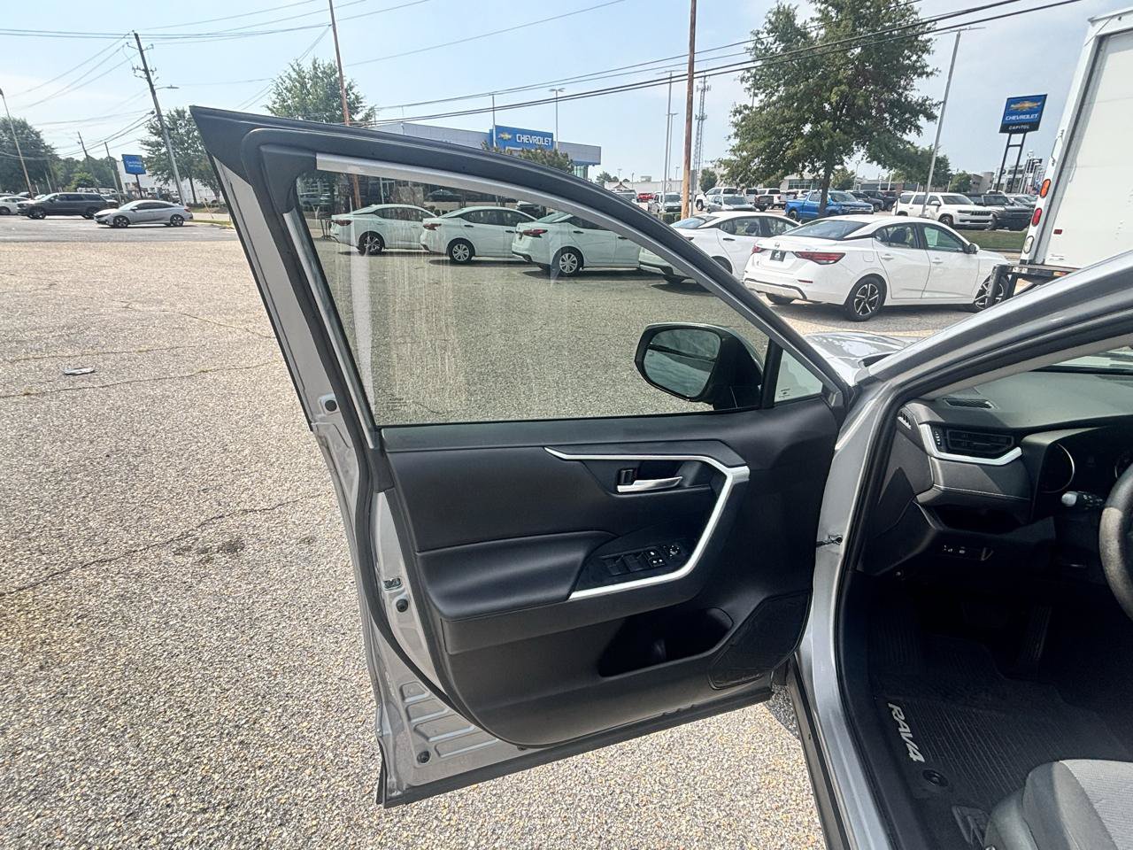 Used 2020 Toyota RAV4 XLE AWD/4WD image 34