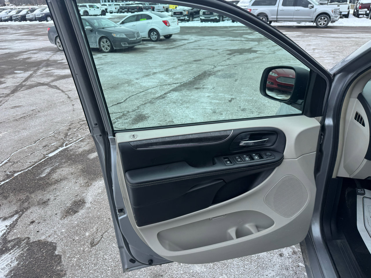 Used 2015 Chrysler Town & Country Touring w/ Driver Convenience Group image 14