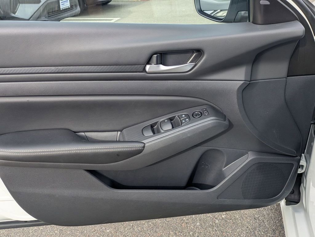 Used 2025 Nissan Altima 2.5 SV image 11