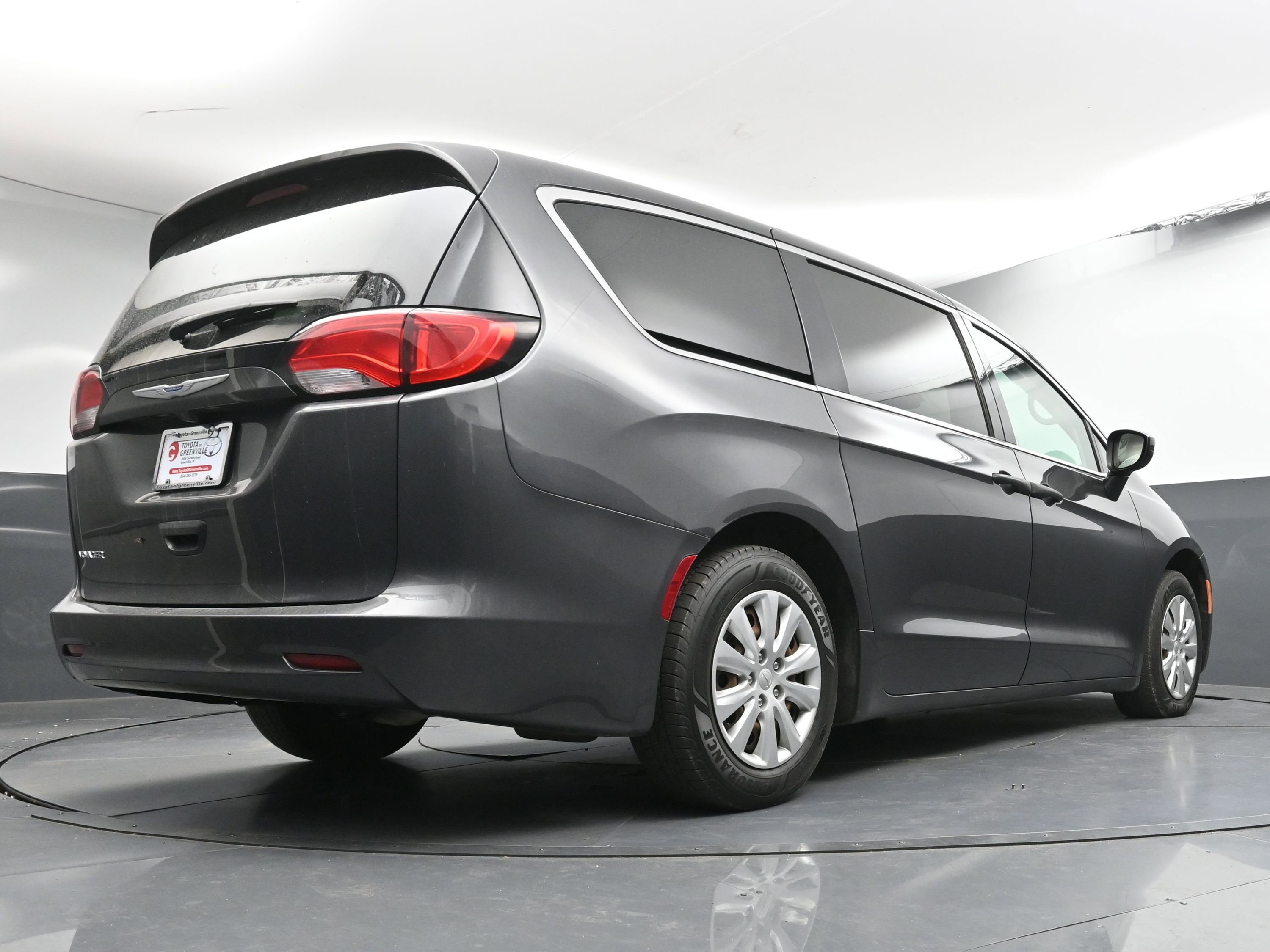 Used 2020 Chrysler Voyager L image 25