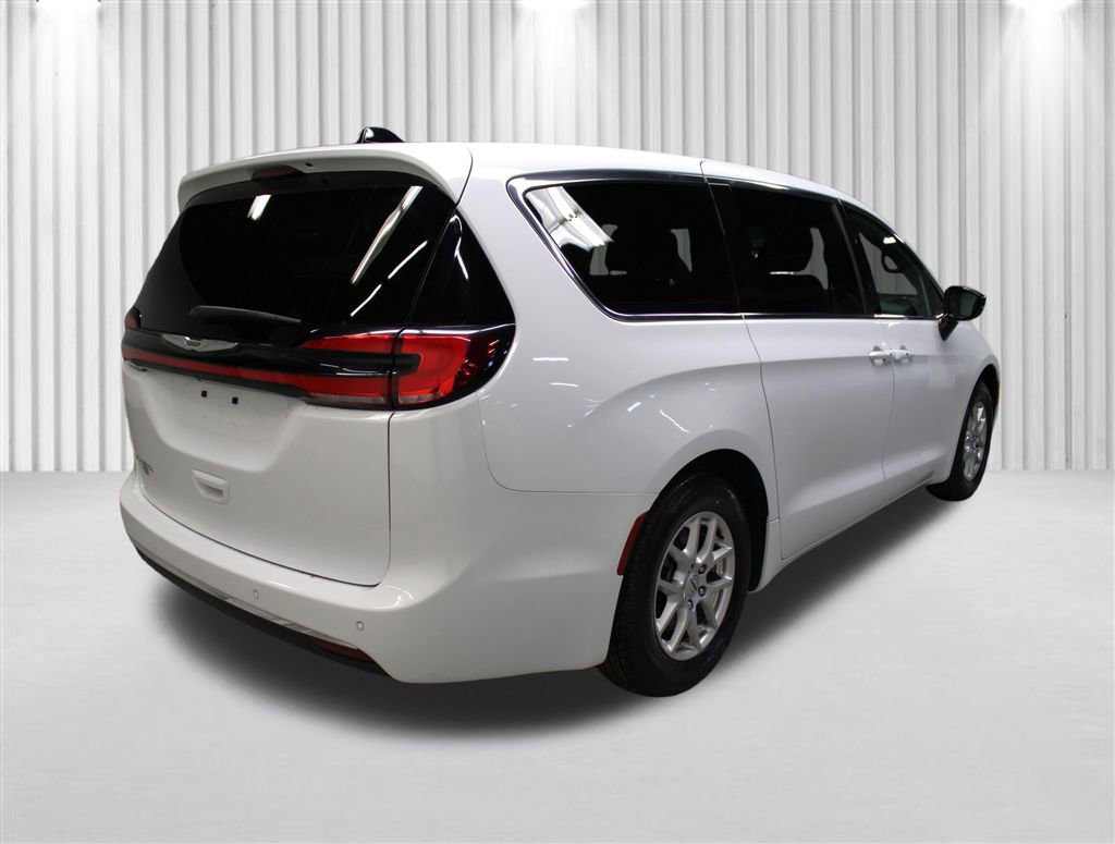 Used 2025 Chrysler Pacifica Select image 3