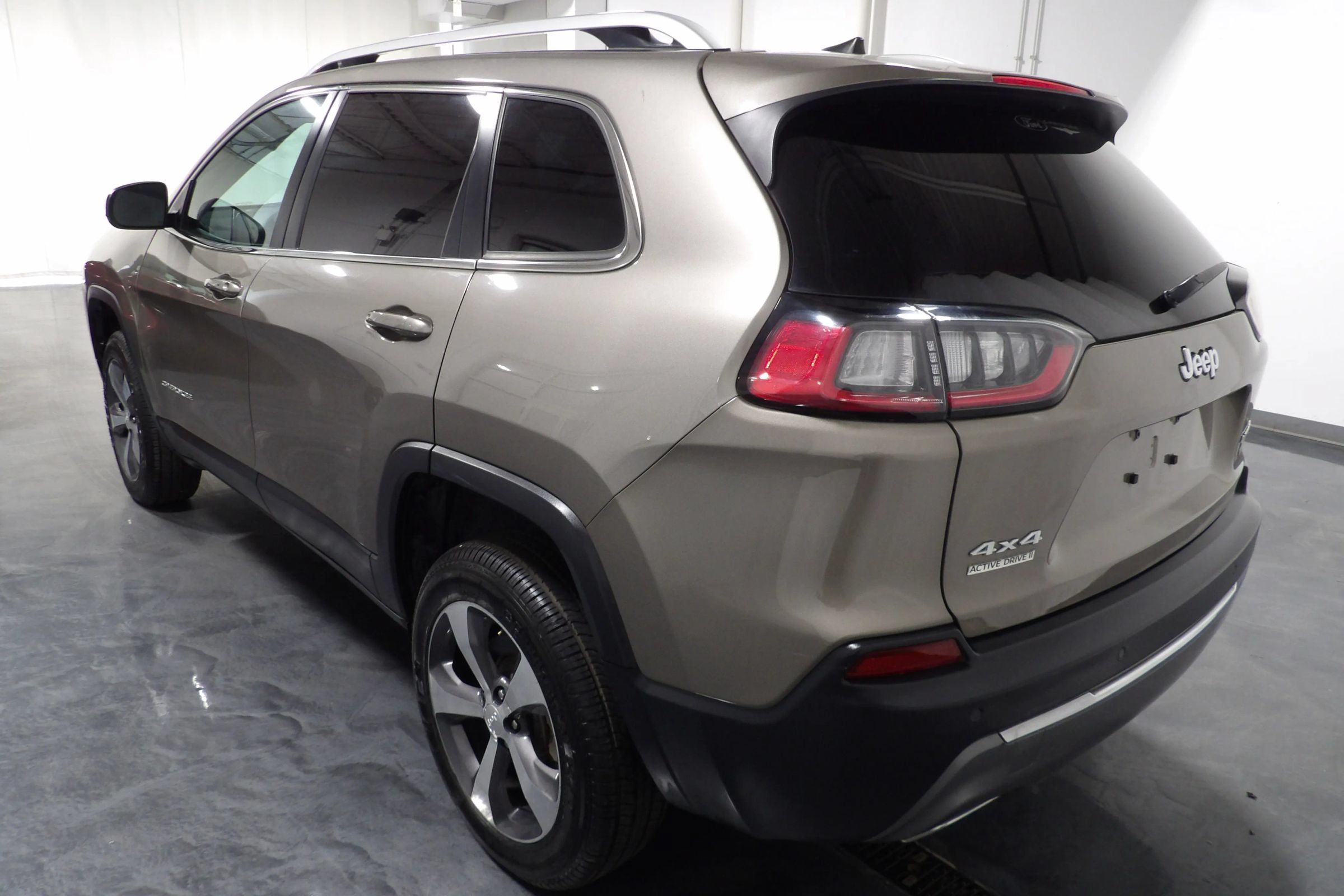 Used 2019 Jeep Cherokee Limited AWD/4WD image 6