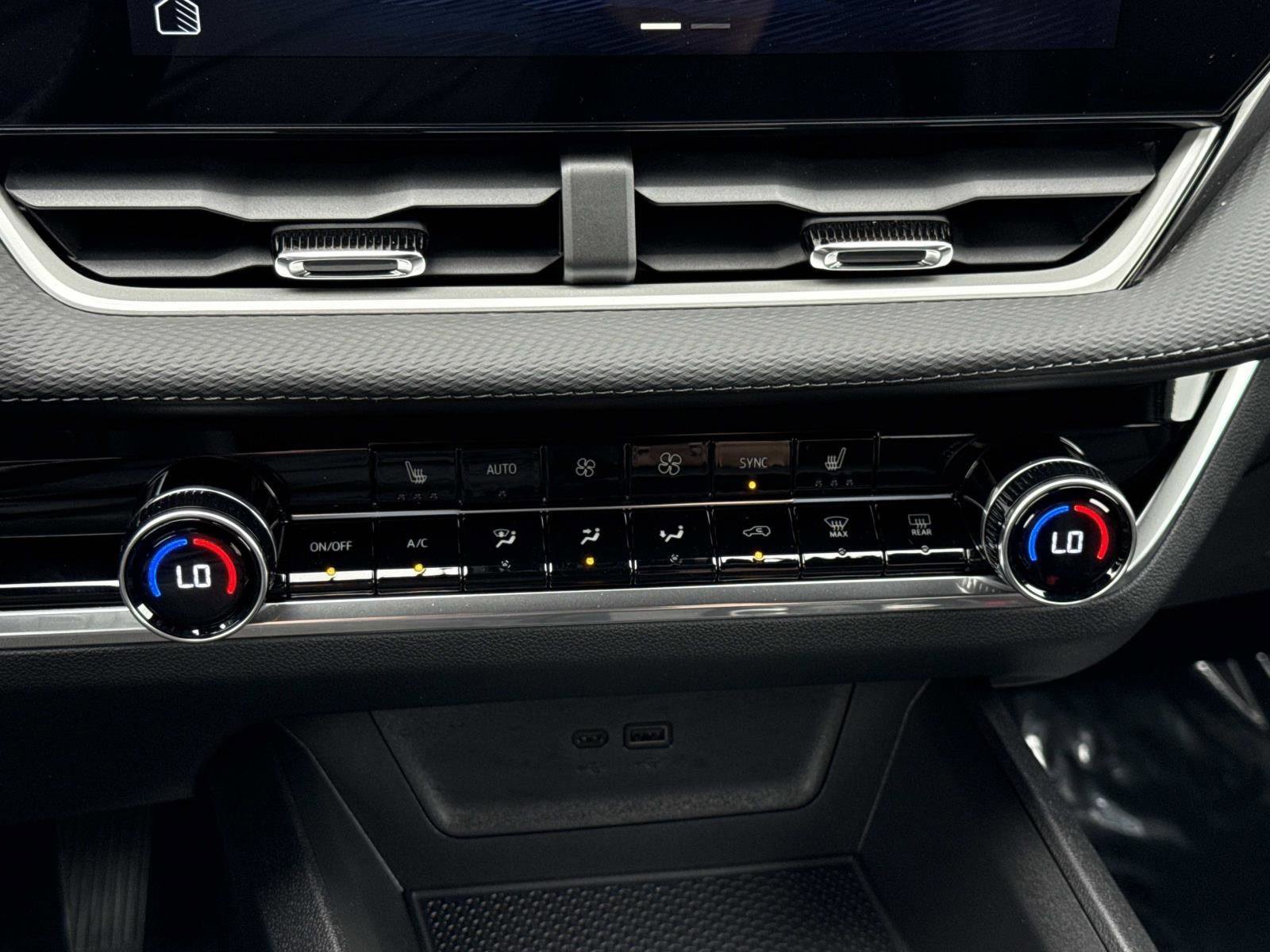 Used 2025 Chevrolet Equinox LT w/ Convenience Package II image 5