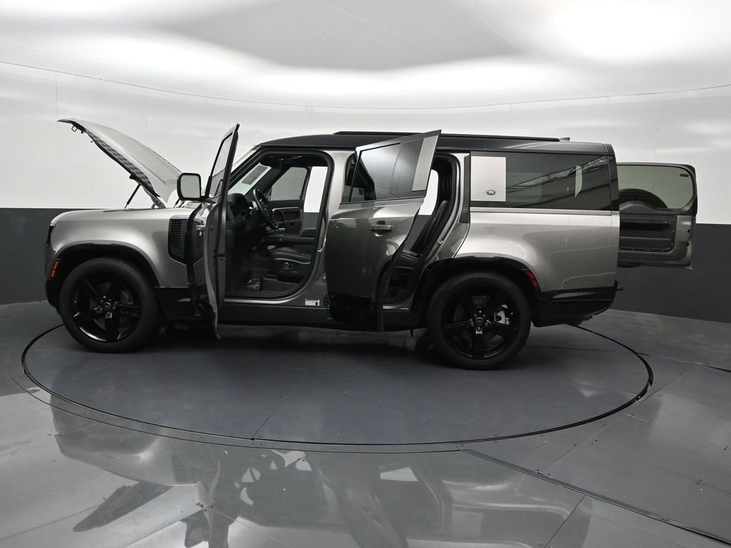 Used 2024 Land Rover Defender 130 X-Dynamic SE AWD/4WD image 33