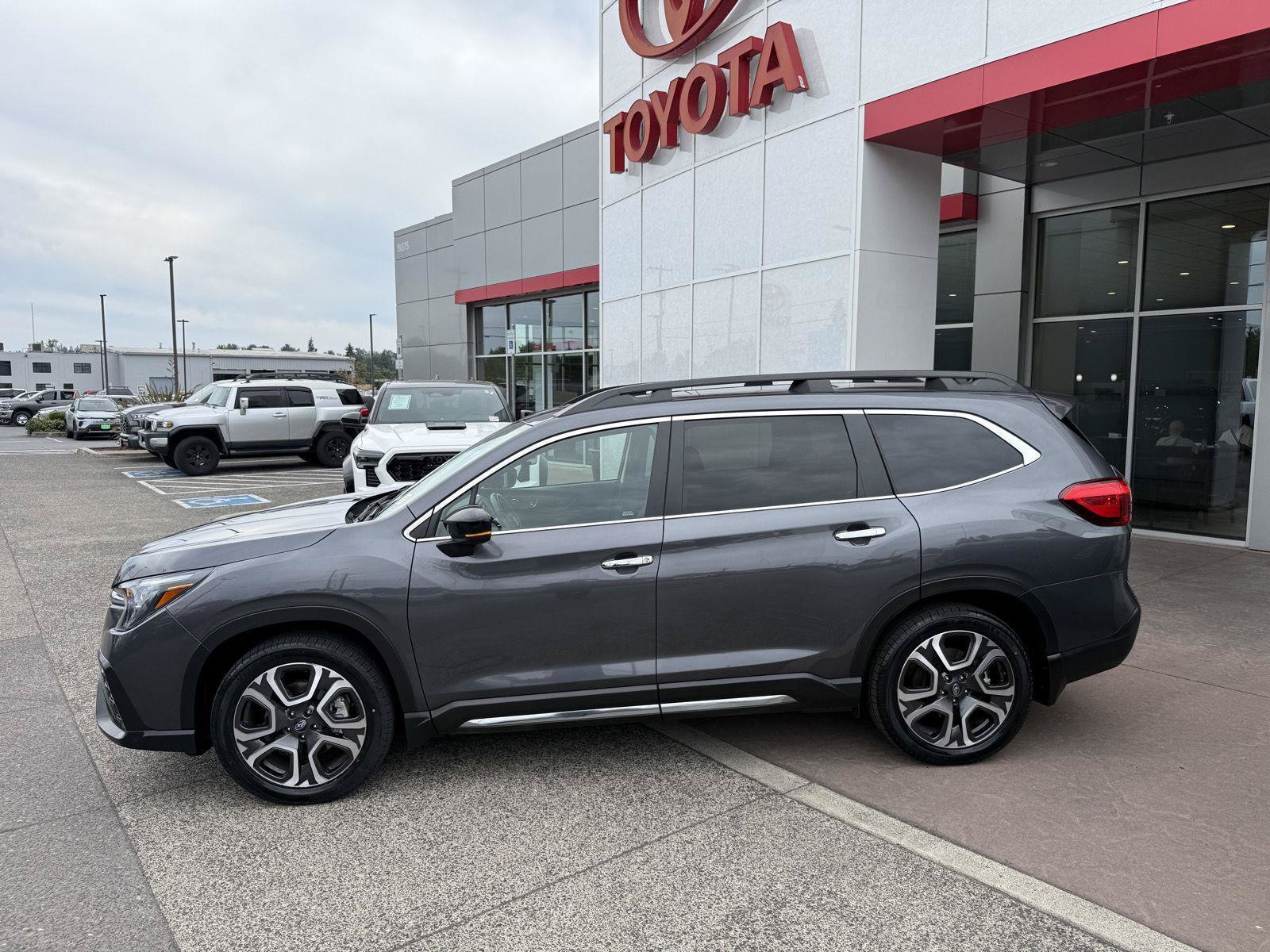 Used 2024 Subaru Ascent Touring w/ Popular Package #2 AWD/4WD image 3