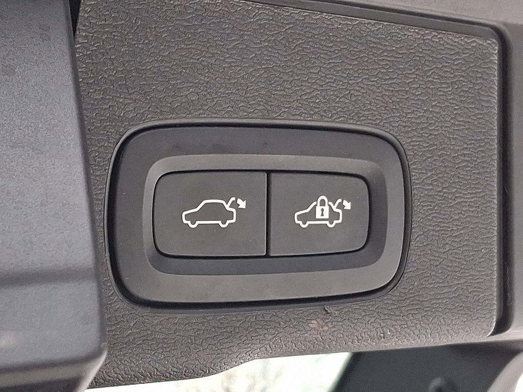 Used 2023 Volvo XC60 T8 Plus image 28