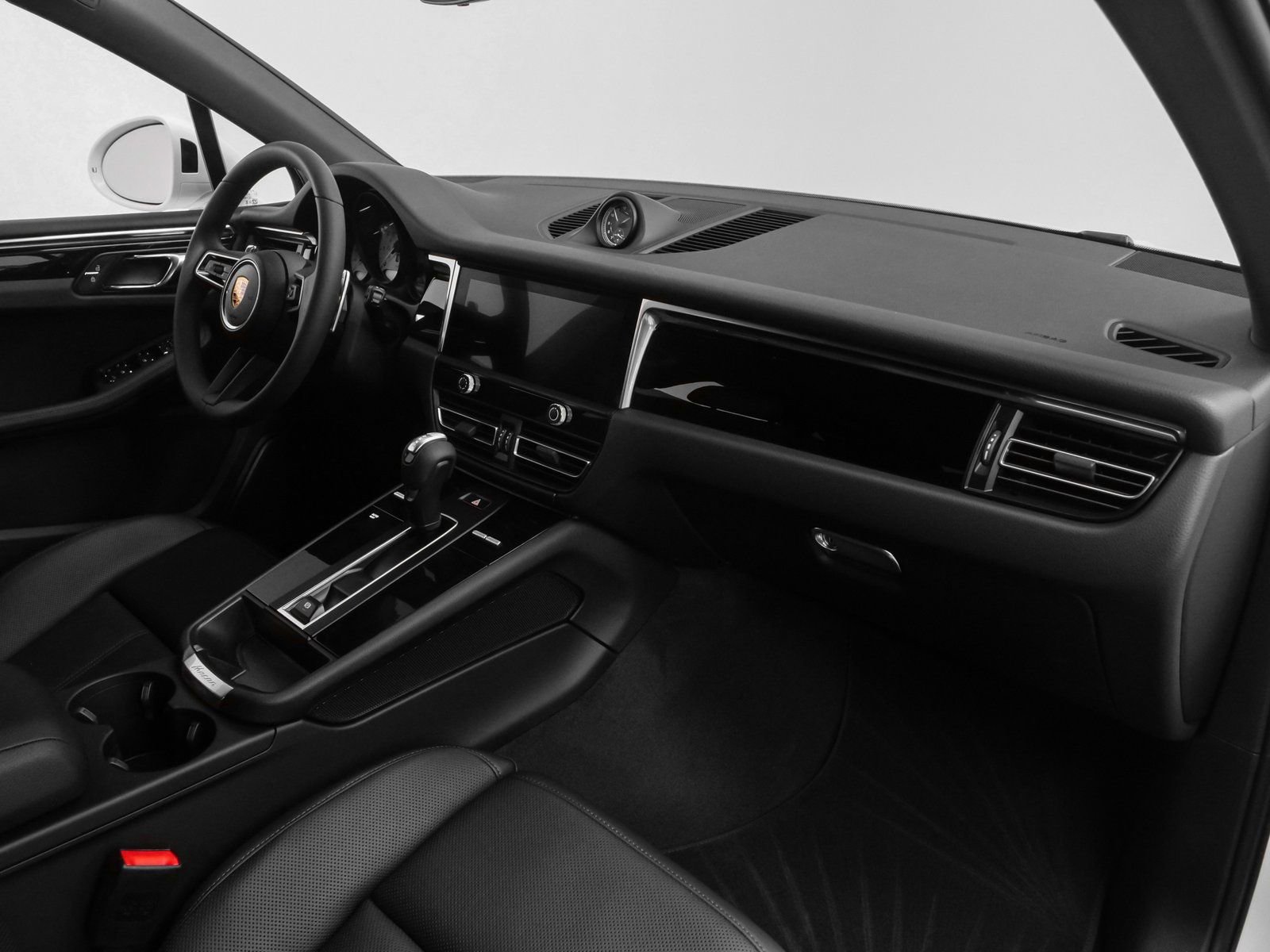 Certified 2025 Porsche Macan AWD/4WD image 22