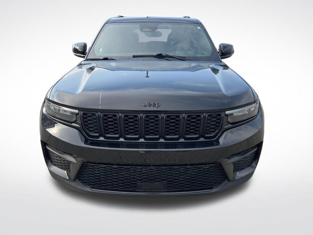 Used 2024 Jeep Grand Cherokee Altitude AWD/4WD image 2