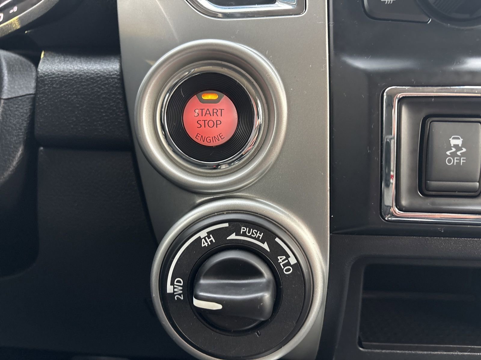 Used 2018 Nissan Titan SV w/ SV Convenience Package AWD/4WD image 25